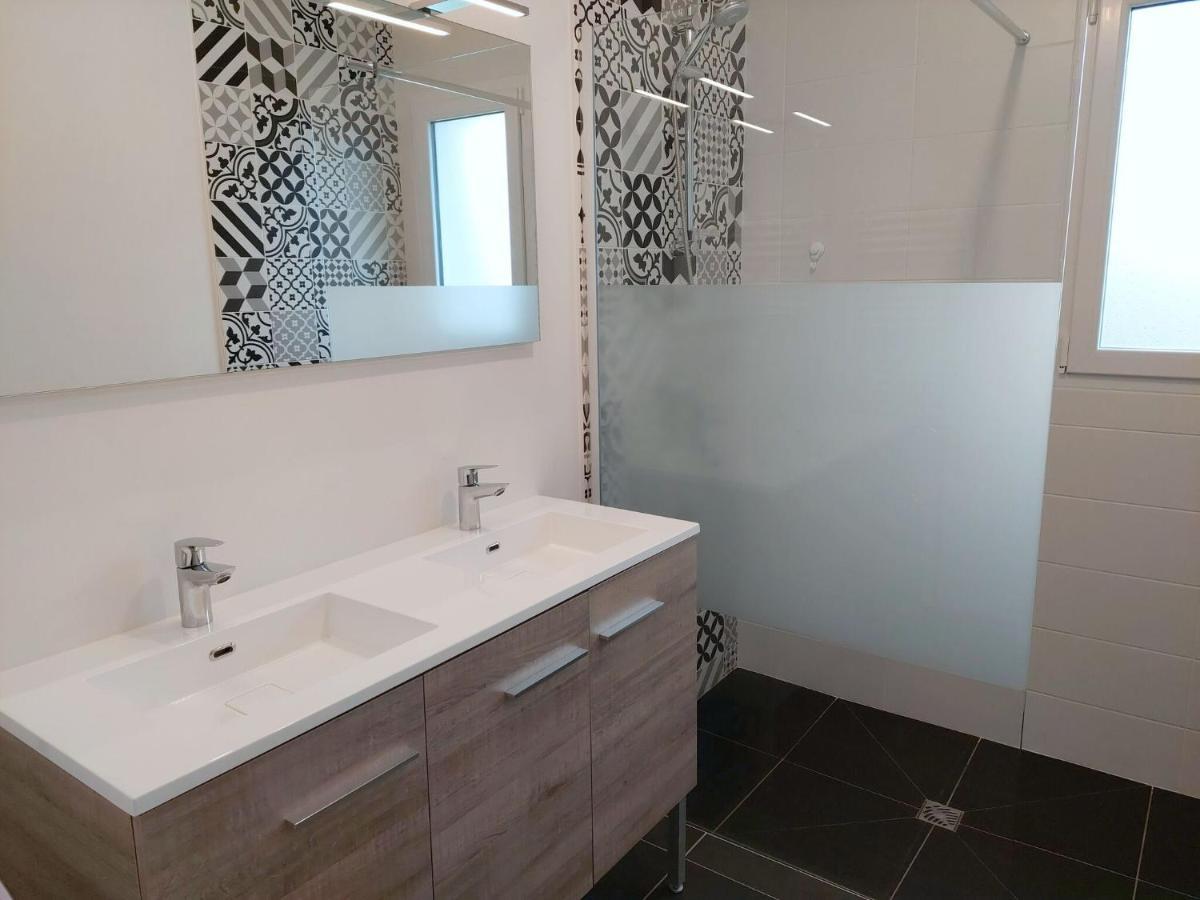 Single Storey Holiday Home In Cleder Bagian luar foto